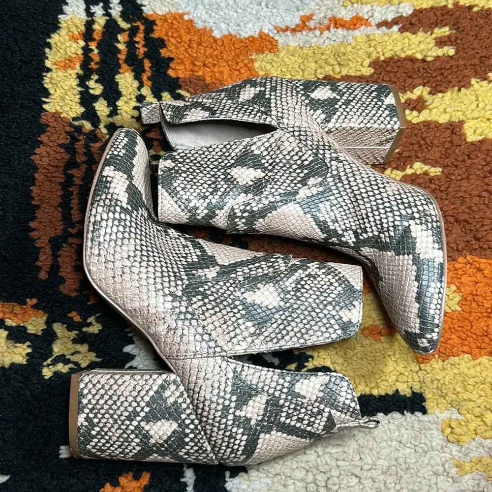 Forrest, STEVE MADDEN, snake bootie!!